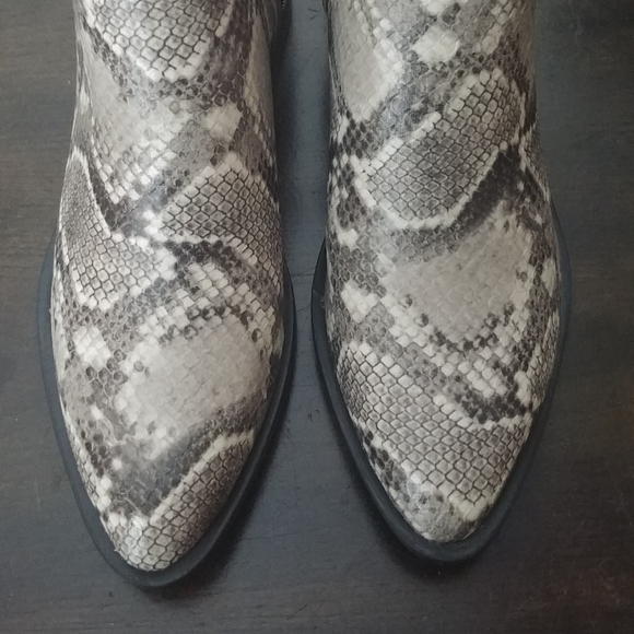 NEW 🌺 Steve Madden Snakeskin Ankle Booties - Picture 2 of 8